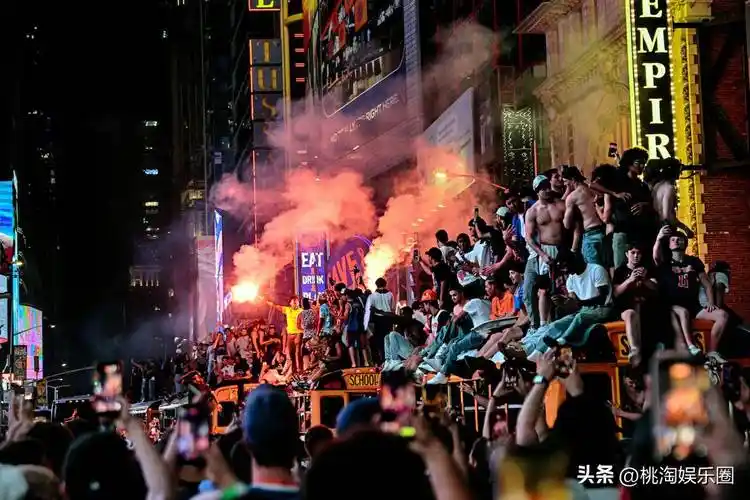 纽约双线狂欢：世界杯热潮未散，尼克斯夺冠游行引爆百万球迷