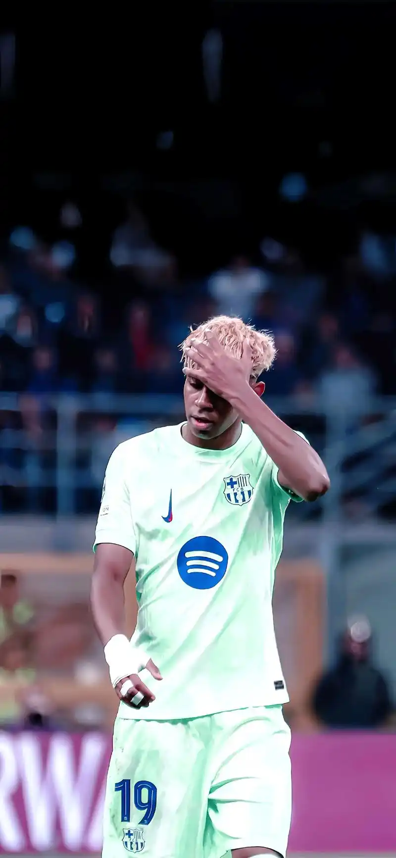 亚马尔坦言未准备好打满全场，中国体育界热议“新人保护”与教练决策智慧